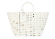 Balenciaga Bistro S Basket Top Handle Bag Optic White en matière tressée blanche avec deux anses roulées et bandoulière amovible.