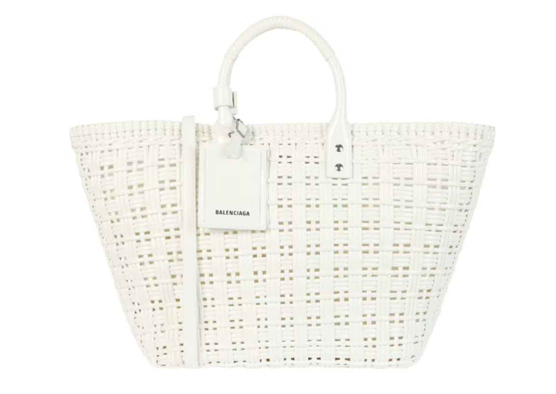 Balenciaga Bistro S Basket Top Handle Bag Optic White en matière tressée blanche avec deux anses roulées et bandoulière amovible.