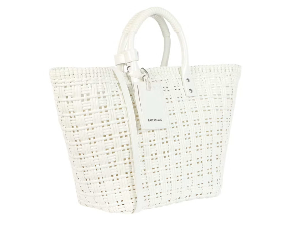 Balenciaga Bistro S Basket Top Handle Bag Optic White en matière tressée blanche avec deux anses roulées et bandoulière amovible.