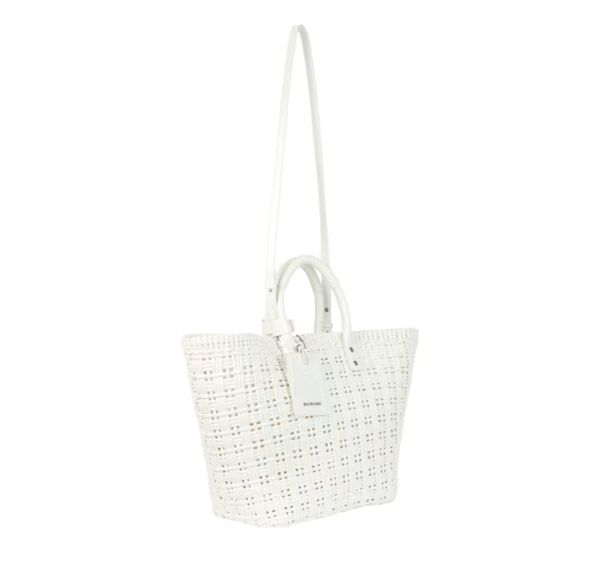 Balenciaga Bistro S Basket Top Handle Bag Optic White en matière tressée blanche avec deux anses roulées et bandoulière amovible.