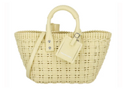 Balenciaga Bistro Strap Basket XS Yellow en matière tressée jaune avec deux anses roulées, étiquette Balenciaga et bandoulière amovible.
