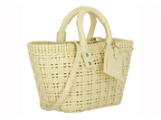 Balenciaga Bistro Strap Basket XS Yellow en matière tressée jaune avec deux anses roulées, étiquette Balenciaga et bandoulière amovible.