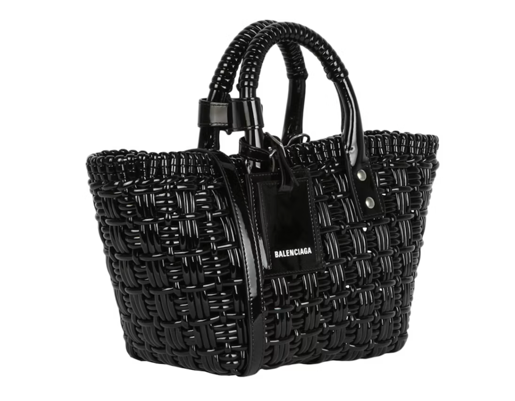 Balenciaga Bistro XS Basket Top Handle Bag Black en matière noire brillante avec deux anses roulées, étiquette siglée et bandoulière amovible.