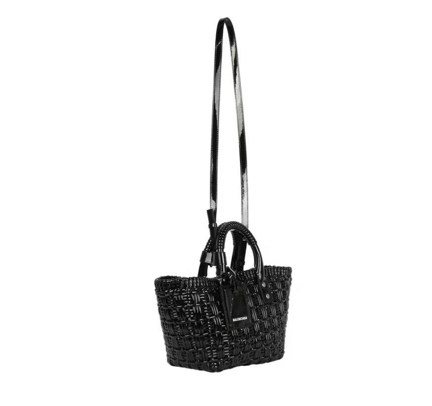 Balenciaga Bistro XS Basket Top Handle Bag Black en matière noire brillante avec deux anses roulées, étiquette siglée et bandoulière amovible.
