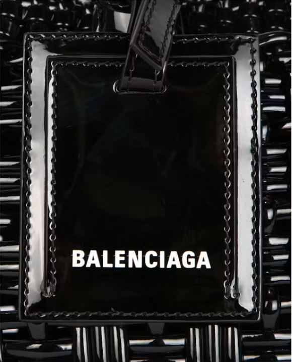 Balenciaga Bistro XS Basket Top Handle Bag Black en matière noire brillante avec deux anses roulées, étiquette siglée et bandoulière amovible.
