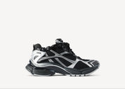 Balenciaga Runner Black Silver avec tige en mesh respirant, empiècements en cuir et matières synthétiques noirs et argentés, silhouette running déstructurée et semelle épaisse en caoutchouc.