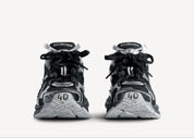 Balenciaga Runner Black Silver avec tige en mesh respirant, empiècements en cuir et matières synthétiques noirs et argentés, silhouette running déstructurée et semelle épaisse en caoutchouc.