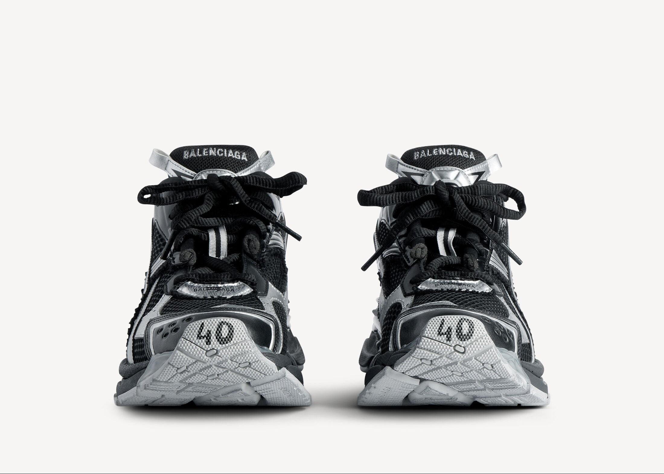 Balenciaga Runner Black Silver avec tige en mesh respirant, empiècements en cuir et matières synthétiques noirs et argentés, silhouette running déstructurée et semelle épaisse en caoutchouc.