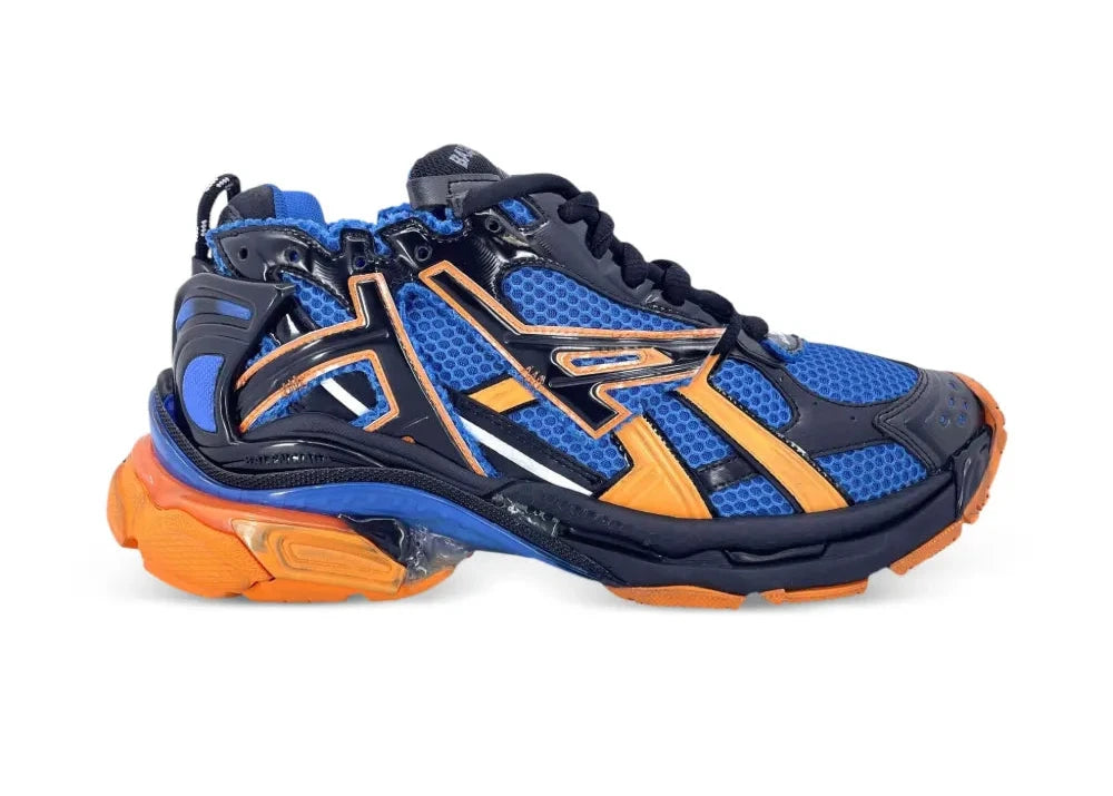 Balenciaga Runner Blue Orange Black avec tige en mesh respirant, empiècements en cuir et matières synthétiques bleus, orange et noirs, silhouette running déstructurée et semelle épaisse en caoutchouc.