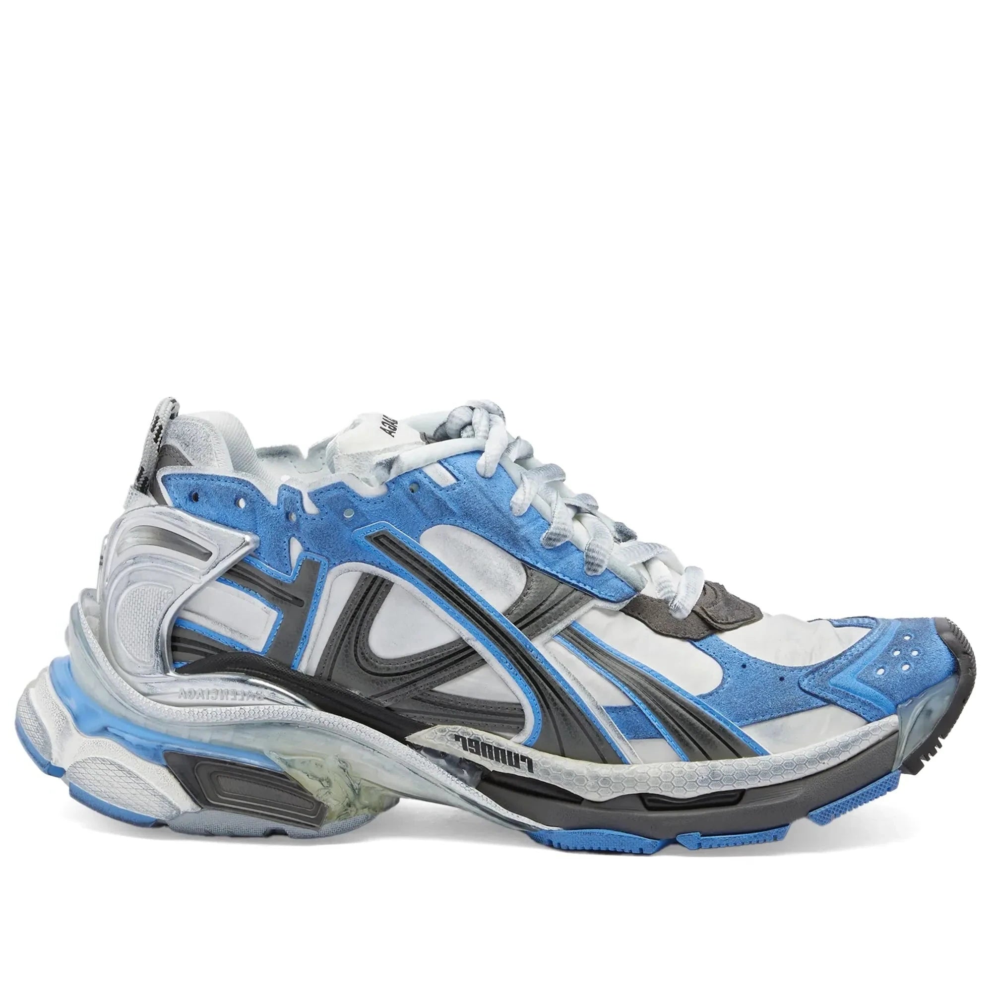 Balenciaga Runner Blue White Grey avec tige en mesh respirant, empiècements en cuir bleu, blanc et gris, semelle intermédiaire en mousse et silhouette inspirée du running rétro.