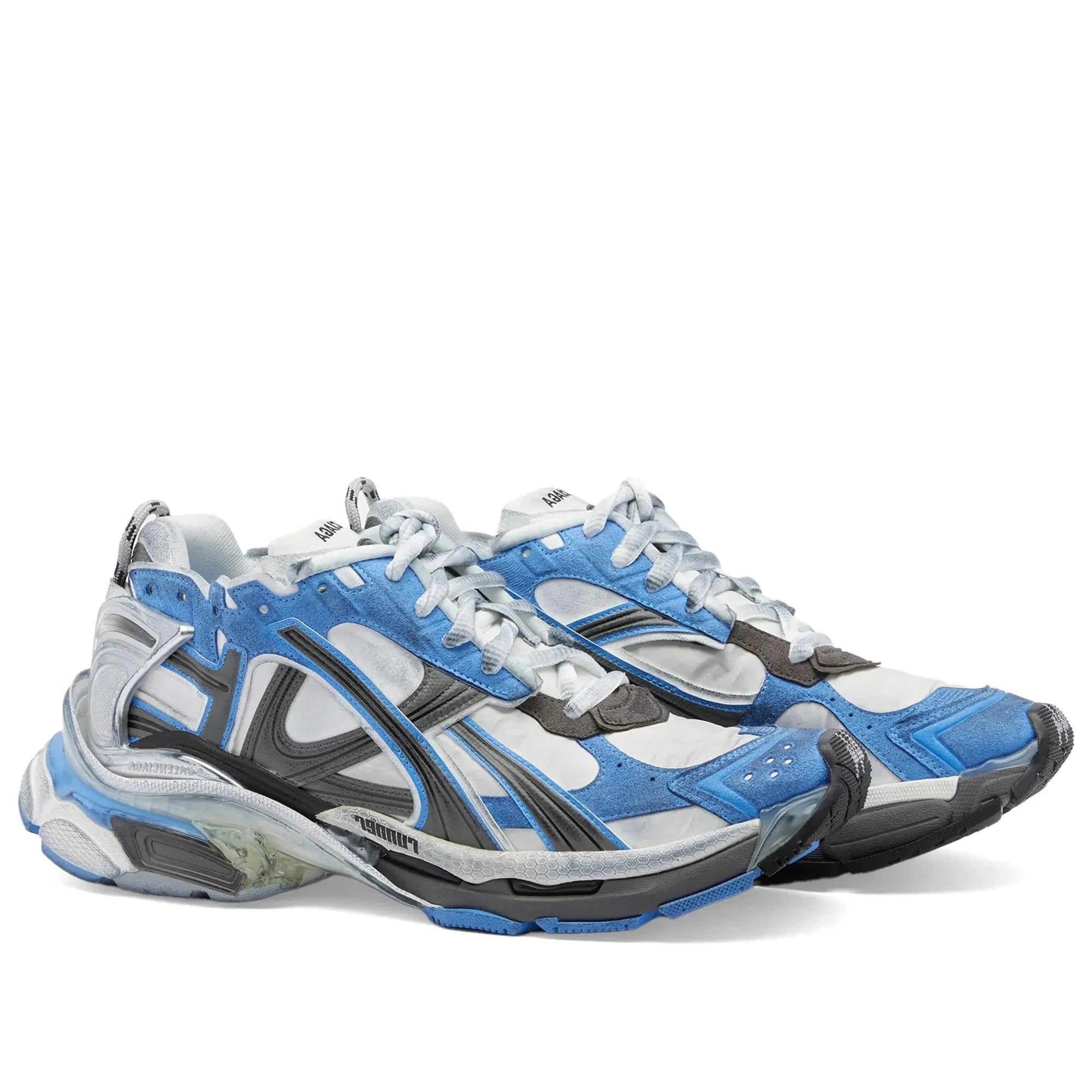 Balenciaga Runner Blue White Grey avec tige en mesh respirant, empiècements en cuir bleu, blanc et gris, semelle intermédiaire en mousse et silhouette inspirée du running rétro.