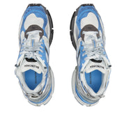 Balenciaga Runner Blue White Grey avec tige en mesh respirant, empiècements en cuir bleu, blanc et gris, semelle intermédiaire en mousse et silhouette inspirée du running rétro.