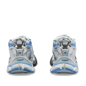 Balenciaga Runner Blue White Grey avec tige en mesh respirant, empiècements en cuir bleu, blanc et gris, semelle intermédiaire en mousse et silhouette inspirée du running rétro.