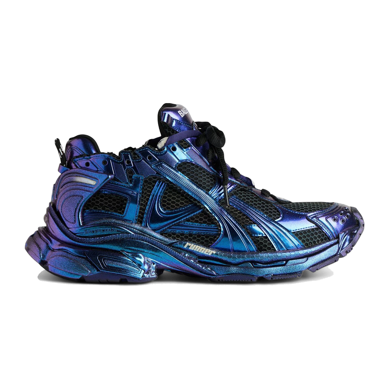 Balenciaga Runner Iridescent Blue avec tige en mesh respirant, empiècements en cuir bleu irisé et matières synthétiques, semelle intermédiaire en mousse et silhouette running vintage.