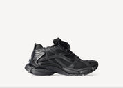 Balenciaga Runner Matte Black avec tige en mesh respirant, empiècements en cuir et matières synthétiques noirs, finition mate et semelle épaisse en caoutchouc au design running.