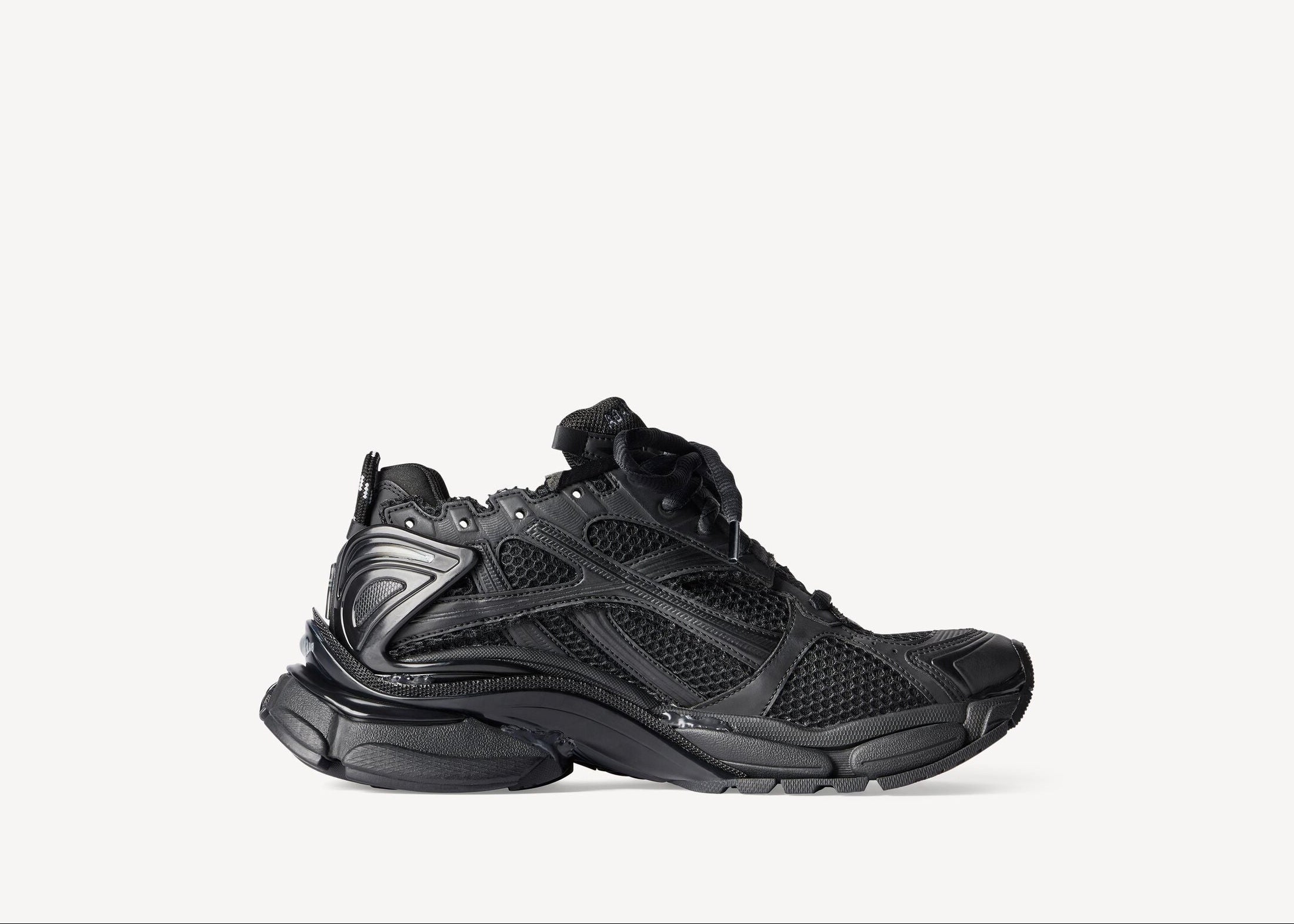Balenciaga Runner Matte Black avec tige en mesh respirant, empiècements en cuir et matières synthétiques noirs, finition mate et semelle épaisse en caoutchouc au design running.