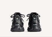 Balenciaga Runner Matte Black avec tige en mesh respirant, empiècements en cuir et matières synthétiques noirs, finition mate et semelle épaisse en caoutchouc au design running.