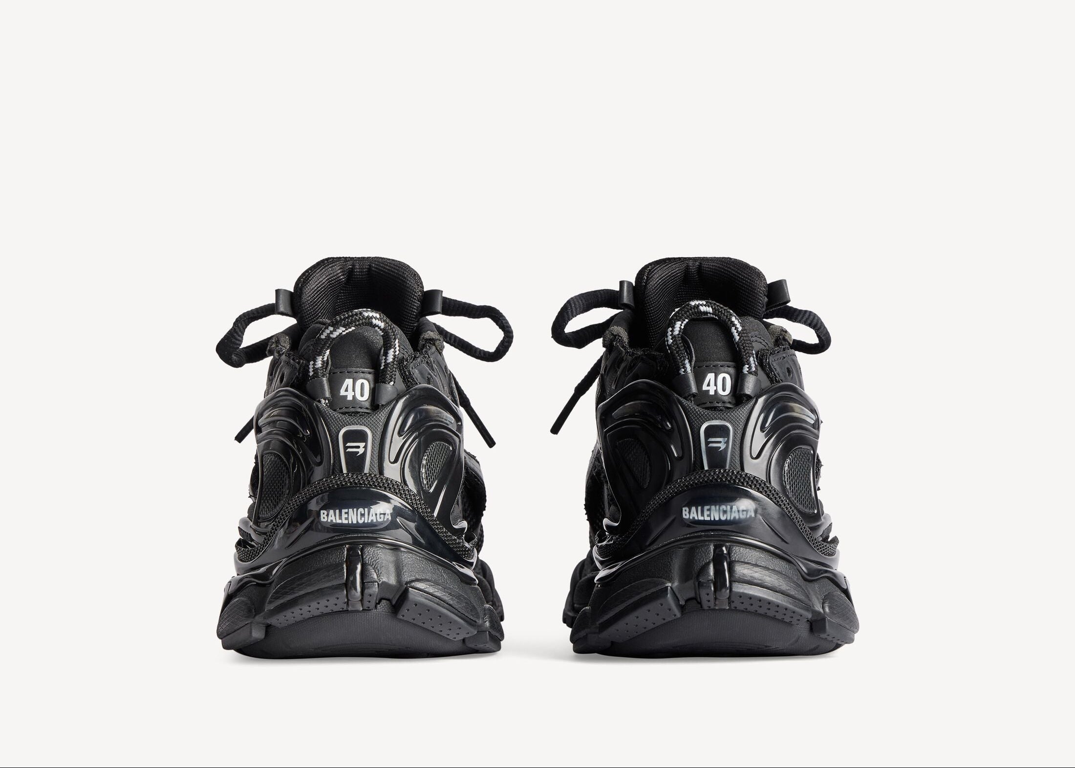 Balenciaga Runner Matte Black avec tige en mesh respirant, empiècements en cuir et matières synthétiques noirs, finition mate et semelle épaisse en caoutchouc au design running.