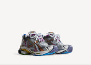 Balenciaga Runner Multicolor avec tige en mesh respirant, empiècements en cuir et matières synthétiques multicolores, silhouette running déstructurée et semelle épaisse en caoutchouc.