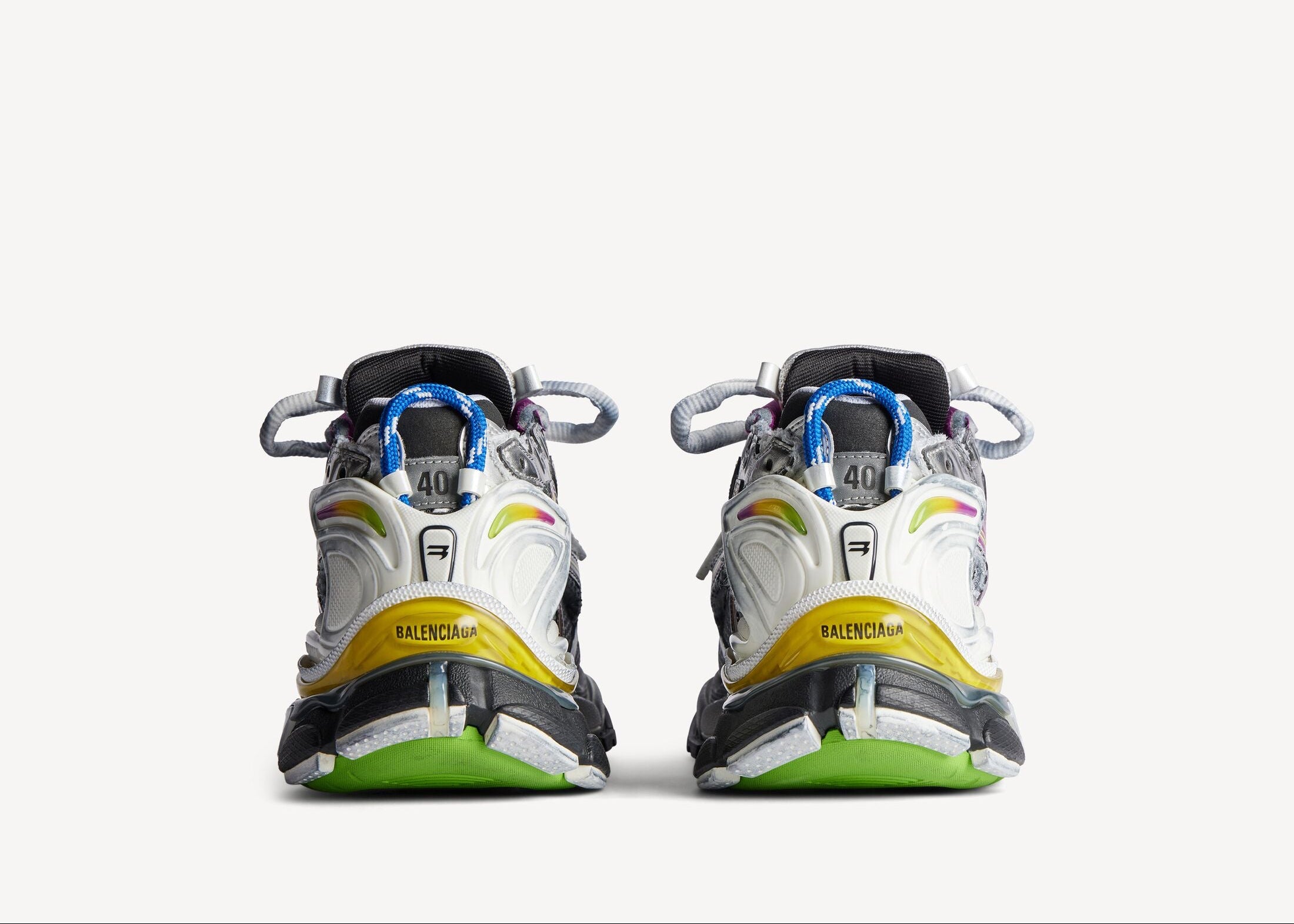 Balenciaga Runner Multicolor avec tige en mesh respirant, empiècements en cuir et matières synthétiques multicolores, silhouette running déstructurée et semelle épaisse en caoutchouc.
