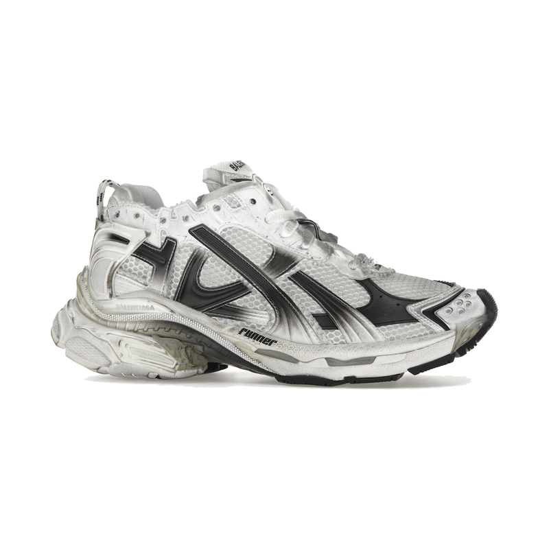 Balenciaga Runner White Black Gradient avec tige en mesh respirant, empiècements en cuir blanc et noir dégradé, semelle intermédiaire en mousse et silhouette running vintage.