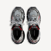 Balenciaga Runner White Black Gradient avec tige en mesh respirant, empiècements en cuir blanc et noir dégradé, semelle intermédiaire en mousse et silhouette running vintage.