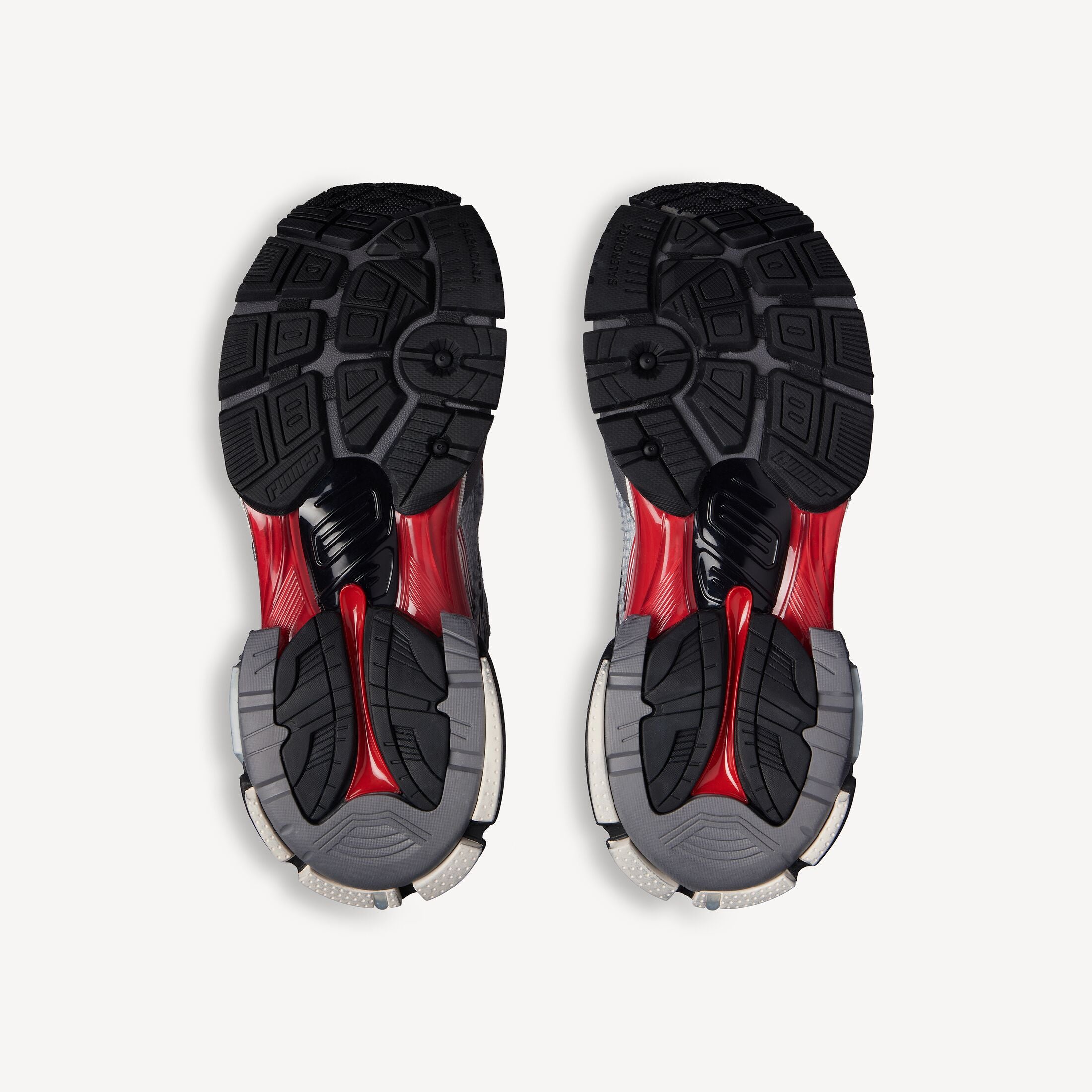 Balenciaga Runner White Black Gradient avec tige en mesh respirant, empiècements en cuir blanc et noir dégradé, semelle intermédiaire en mousse et silhouette running vintage.