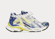 Balenciaga Runner White Blue Yellow Grey Black avec tige en mesh respirant, empiècements en cuir multicolore, semelle intermédiaire en mousse et silhouette inspirée du running vintage.