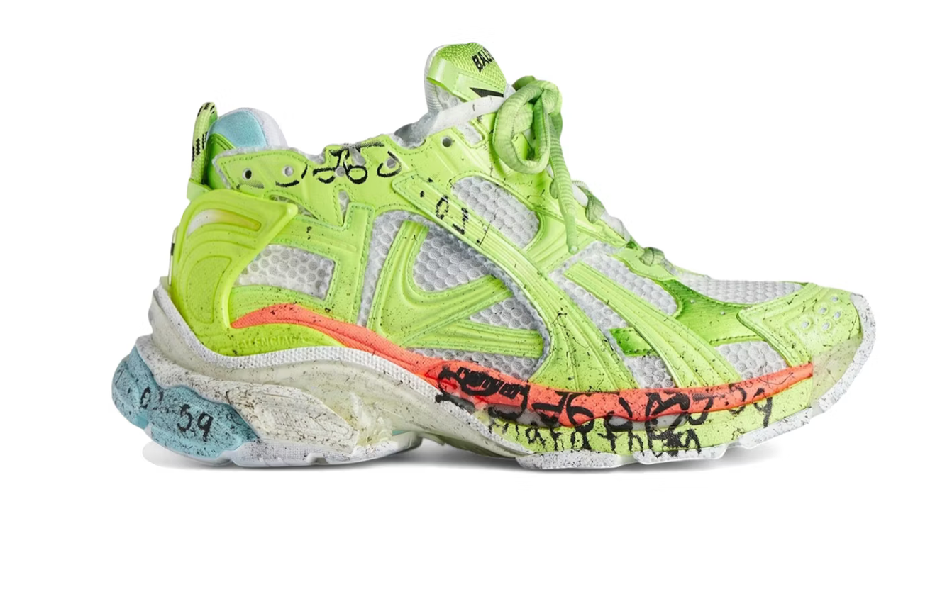 Balenciaga Runner White Fluo Yellow Red Blue avec tige en mesh respirant, empiècements en cuir et matières synthétiques blancs, détails jaune fluo, rouges et bleus, semelle épaisse en caoutchouc.