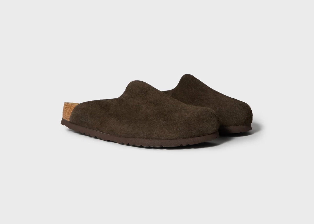 Sabot Birkenstock Amsterdam Kith Mocca en suède brun premium avec semelle anatomique en liège et design minimaliste confortable.
