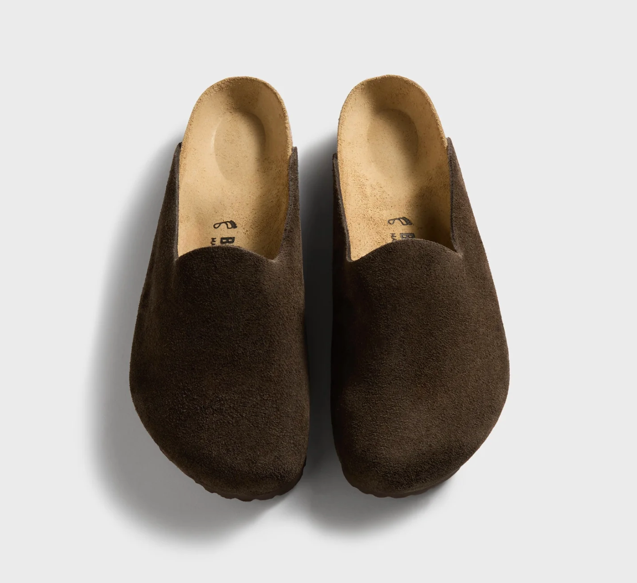 Sabot Birkenstock Amsterdam Kith Mocca en suède brun premium avec semelle anatomique en liège et design minimaliste confortable.