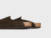 Sabot Birkenstock Amsterdam Kith Mocca en suède brun premium avec semelle anatomique en liège et design minimaliste confortable.
