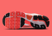 Chaussure de running “Bright Crimson” Gleams From Nike Zoom Vomero 5 , crème , noir , rouge , semelle légère et confortable , vue du dessous