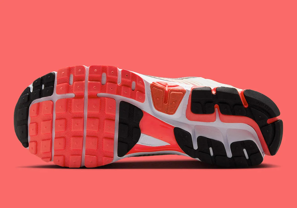Chaussure de running “Bright Crimson” Gleams From Nike Zoom Vomero 5 , crème , noir , rouge , semelle légère et confortable , vue du dessous