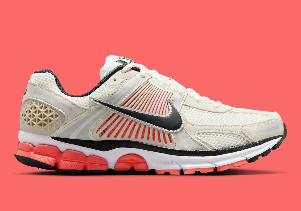 Chaussure de running “Bright Crimson” Gleams From Nike Zoom Vomero 5 , crème , noir , rouge , semelle légère et confortable , vue de profil