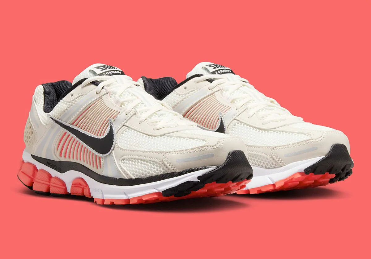 Chaussure de running “Bright Crimson” Gleams From Nike Zoom Vomero 5 , crème , noir , rouge , semelle légère et confortable , vue de coté