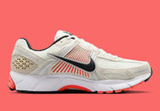 Chaussure de running “Bright Crimson” Gleams From Nike Zoom Vomero 5 , crème , noir , rouge , semelle légère et confortable , vue de profil