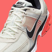 Chaussure de running “Bright Crimson” Gleams From Nike Zoom Vomero 5 , crème , noir , rouge , semelle légère et confortable , vue de coté