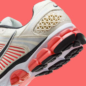 Chaussure de running “Bright Crimson” Gleams From Nike Zoom Vomero 5 , crème , noir , rouge , semelle légère et confortable , vue de coté