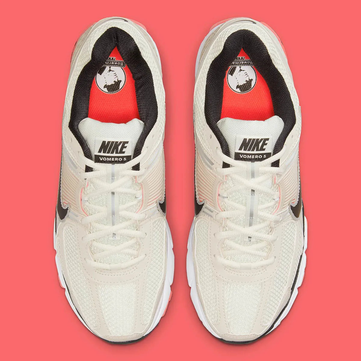 Chaussure de running “Bright Crimson” Gleams From Nike Zoom Vomero 5 , crème , noir , rouge , semelle légère et confortable , vue de haut