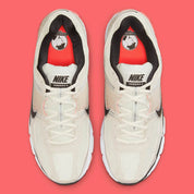 Chaussure de running “Bright Crimson” Gleams From Nike Zoom Vomero 5 , crème , noir , rouge , semelle légère et confortable , vue de haut