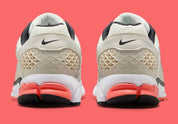 Chaussure de running “Bright Crimson” Gleams From Nike Zoom Vomero 5 , crème , noir , rouge , semelle légère et confortable , vue de l'arrière
