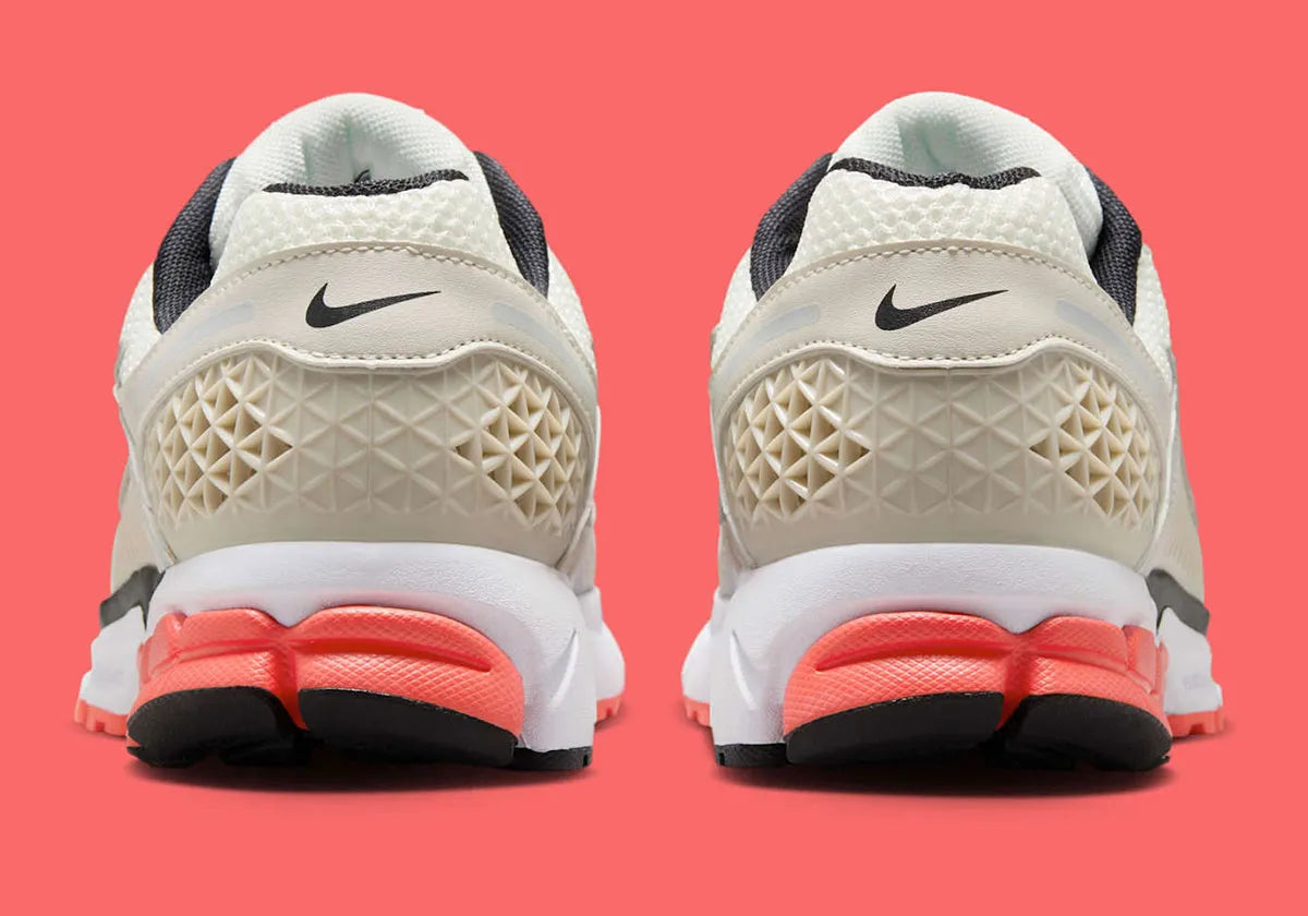 Chaussure de running “Bright Crimson” Gleams From Nike Zoom Vomero 5 , crème , noir , rouge , semelle légère et confortable , vue de l'arrière