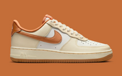 Sneakers Nike Air Force 1 Low 07 Coconut Milk en cuir premium avec accents dorés et cuivrés et amorti Air iconique