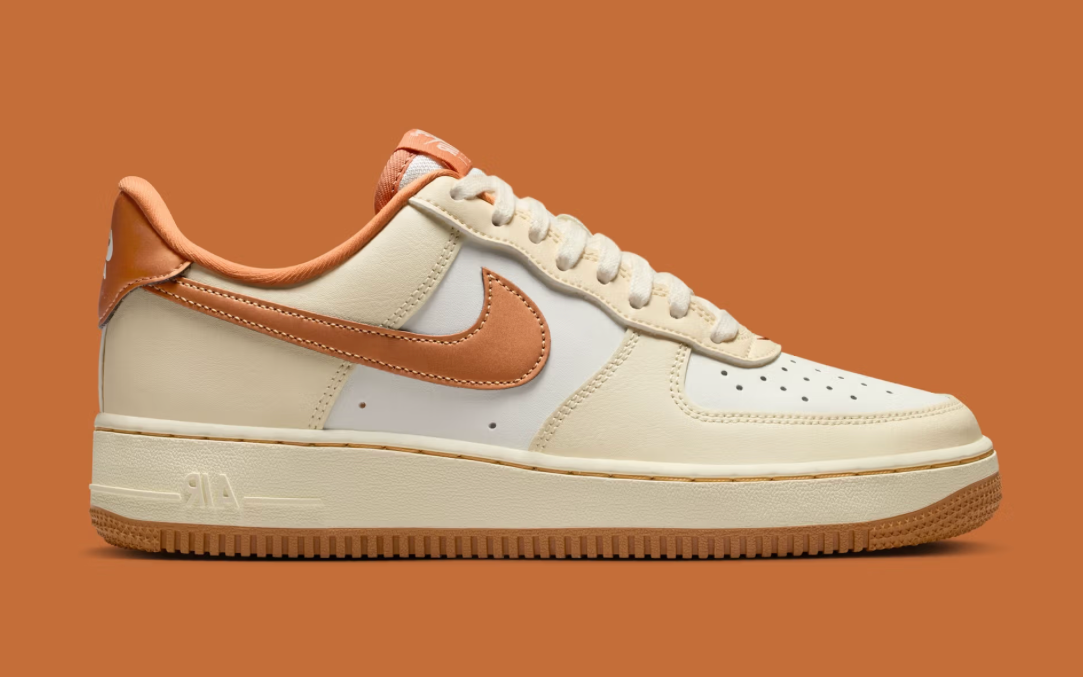 Sneakers Nike Air Force 1 Low 07 Coconut Milk en cuir premium avec accents dorés et cuivrés et amorti Air iconique