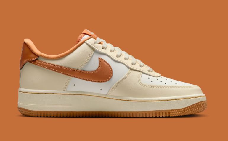 Sneakers Nike Air Force 1 Low 07 Coconut Milk en cuir premium avec accents dorés et cuivrés et amorti Air iconique