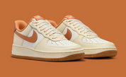 Sneakers Nike Air Force 1 Low 07 Coconut Milk en cuir premium avec accents dorés et cuivrés et amorti Air iconique