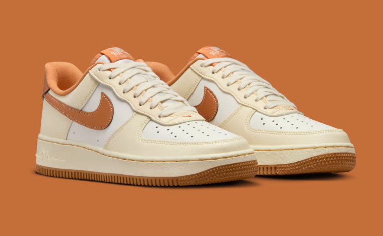 Sneakers Nike Air Force 1 Low 07 Coconut Milk en cuir premium avec accents dorés et cuivrés et amorti Air iconique