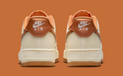 Sneakers Nike Air Force 1 Low 07 Coconut Milk en cuir premium avec accents dorés et cuivrés et amorti Air iconique