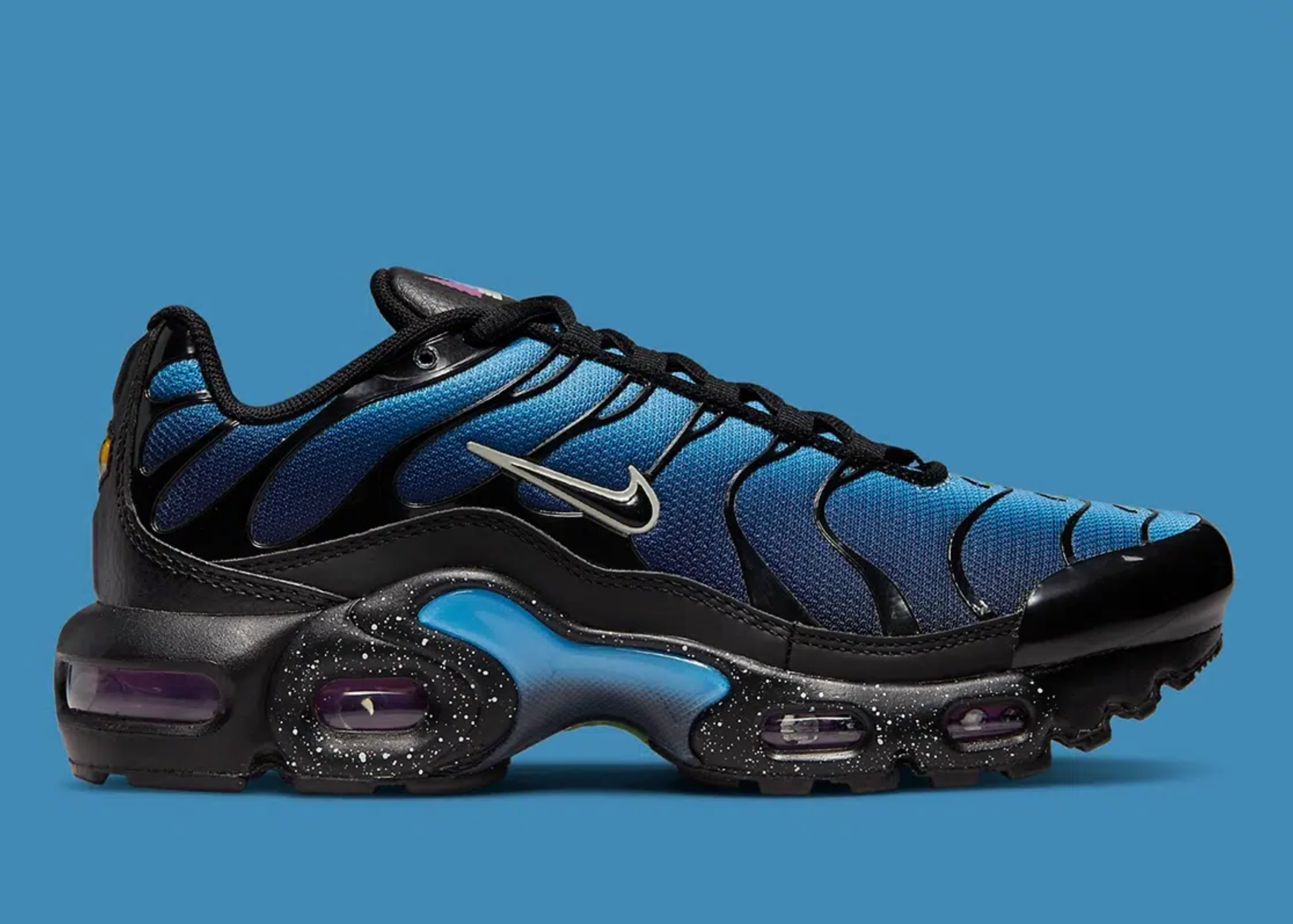 Sneakers Nike Air Max Plus University Blue en mesh respirant avec Tuned Air réactif et détails design premium.